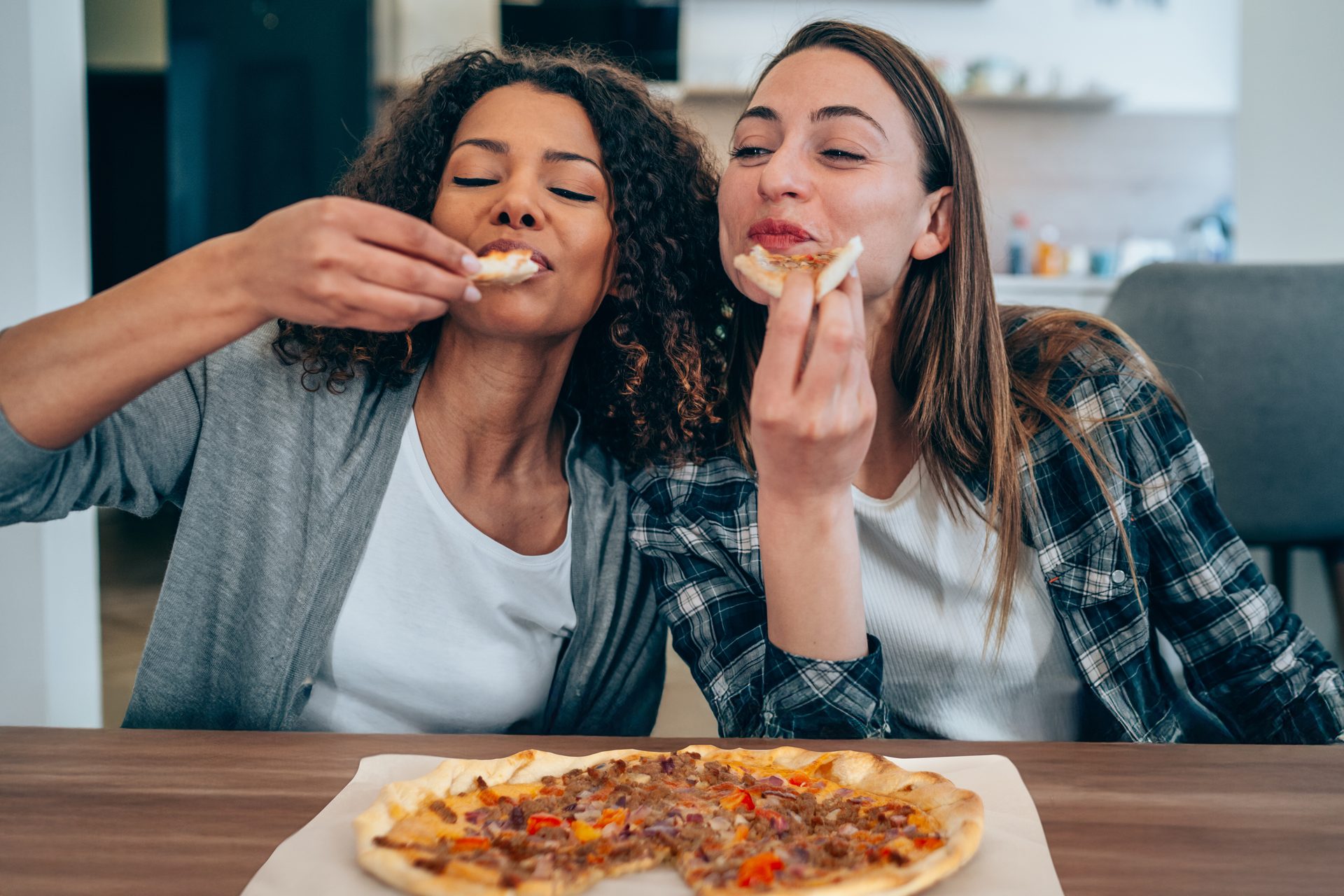 Two friends enjoying a Maître Pierre flammekueche