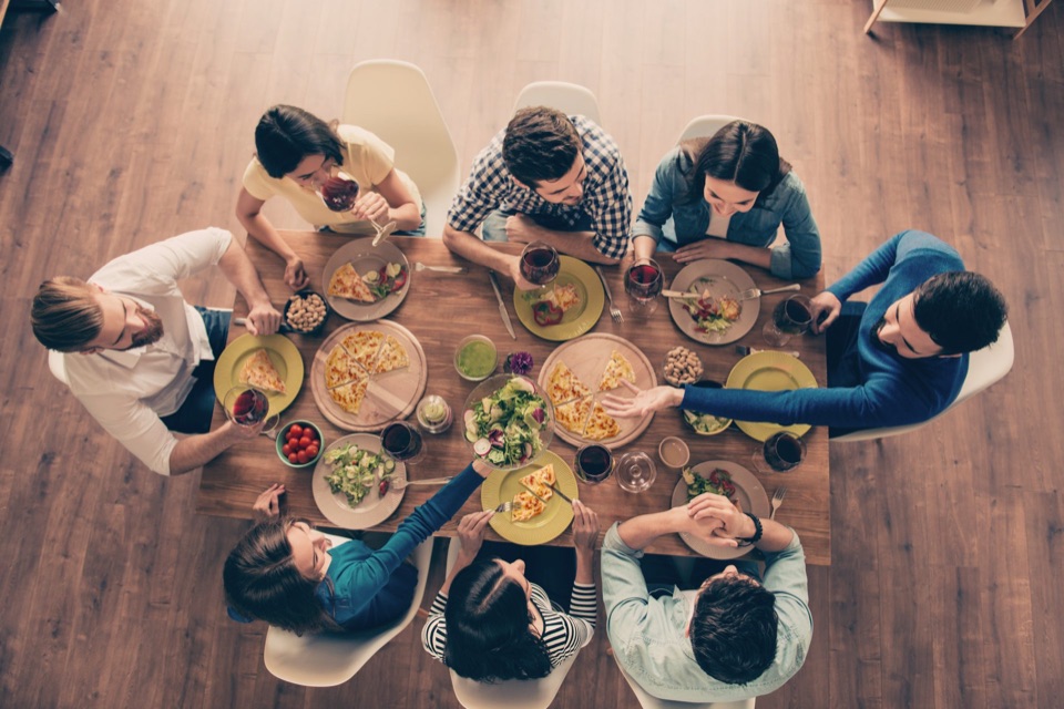 Meal with friends around a flammekueche