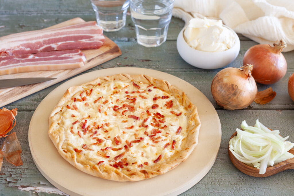 Flammekueche Maître Pierre : crème fraîche, lardons fumés et oignons sur pâte extra fine
