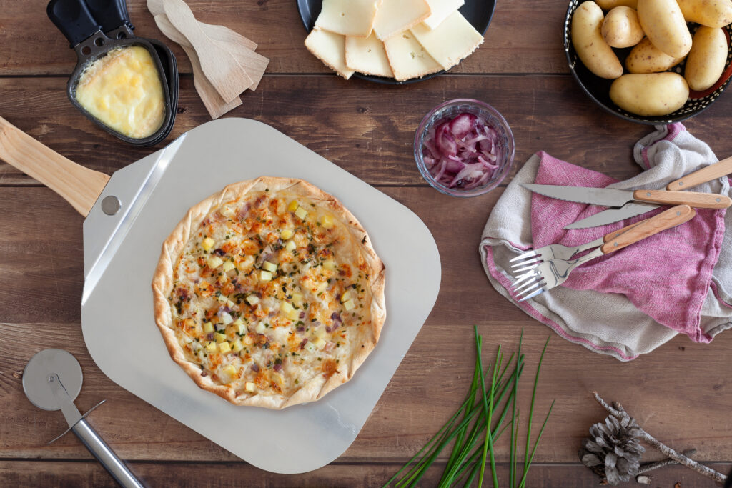 Tarte fine au fromage à raclette, pommes de terre et oignon rouge
