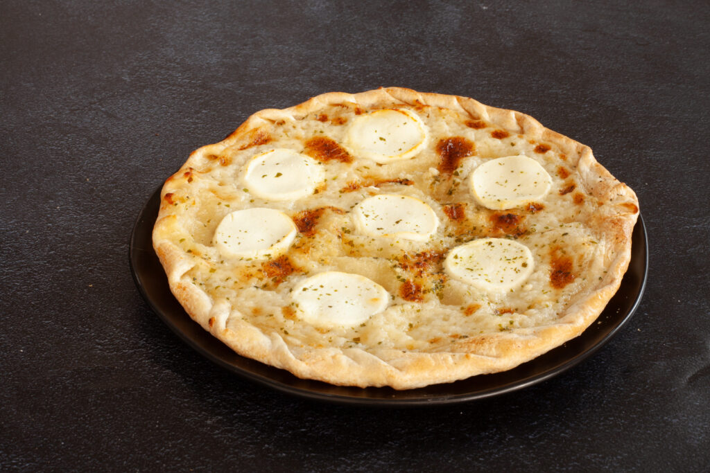 Tarte fine au fromage de chèvre et au miel, dorée au four