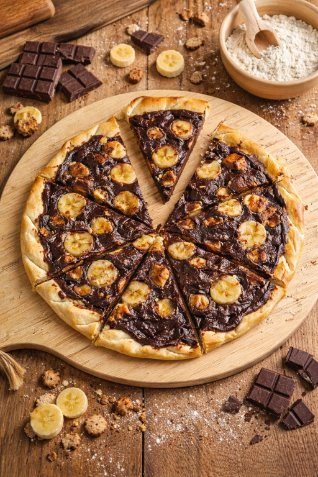 Tarte fine au chocolat, à la banane et aux morceaux de cookie
