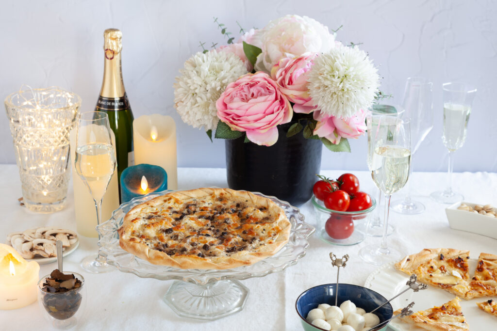 Tarte fine à la truffe d'été, champignons de Paris et mozzarella