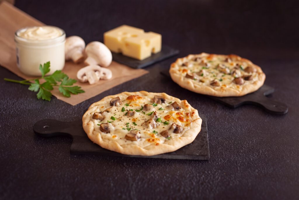 Tarte fine individuelle aux champignons de Paris et à l'emmental